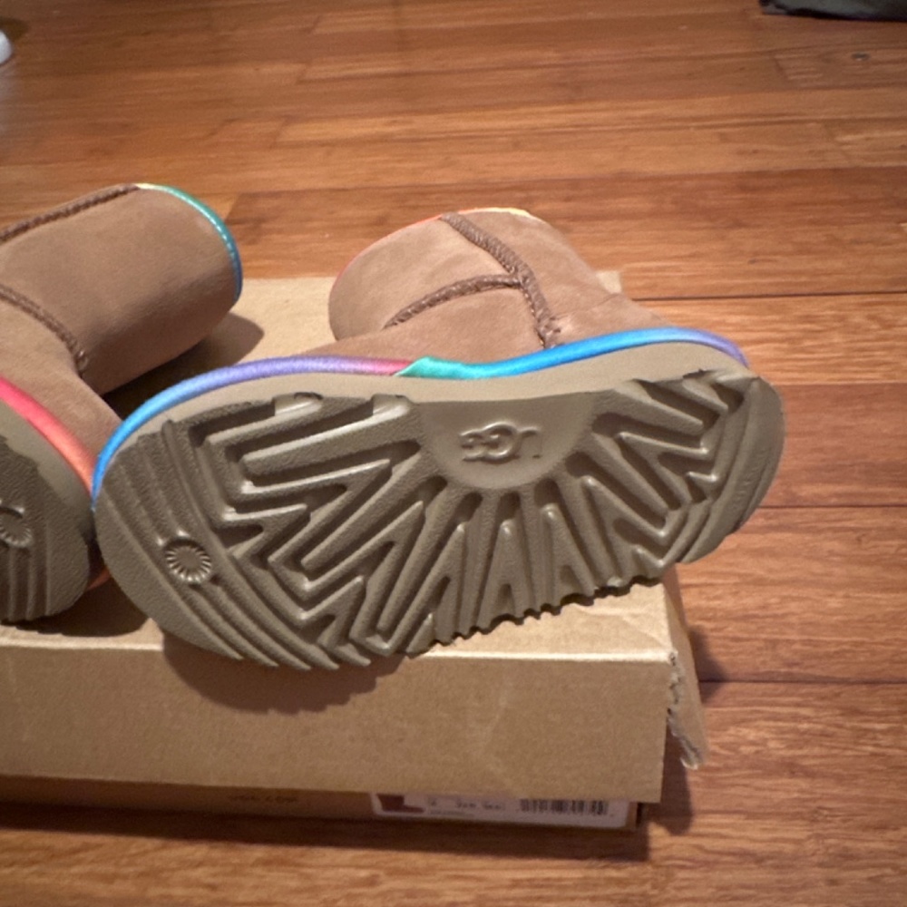 Ugg - Picture 4 of 4